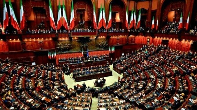 Va fissato un “salario” massimo per i parlamentari italiani