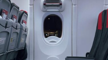 Basta isolare al finestrino i passeggeri con mobilità nulla: sicurezza e dignità per i WCHC